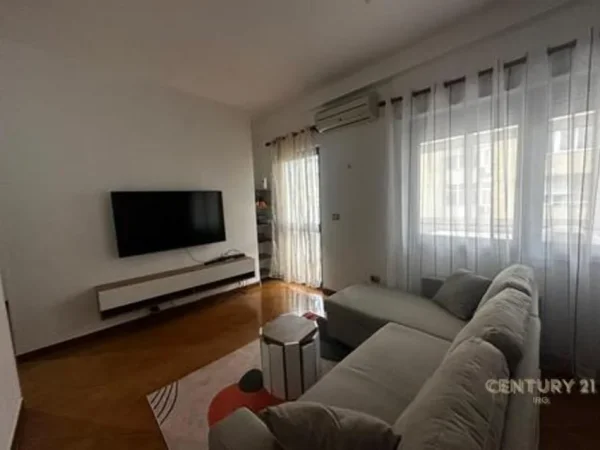 Tirane, jepet me qera apartament 1+1+Ballkon Kati 3, 61 m² 600 € (medar shtylla)