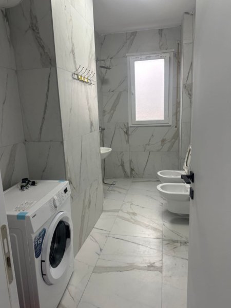 Tirane, jepet me qera apartament 3+1 Kati 7, 140 m² 500 € (Rruga Lidhja e Prizrenit)
