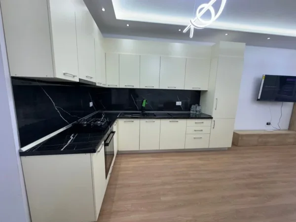 Tirane, jepet me qera apartament 3+1 Kati 7, 140 m² 500 € (Rruga Lidhja e Prizrenit)