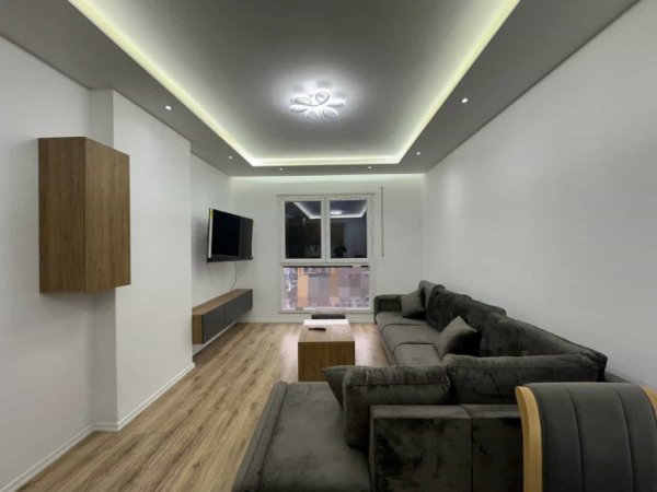 Tirane, jepet me qera apartament 3+1 Kati 7, 140 m² 500 € (Rruga Lidhja e Prizrenit)