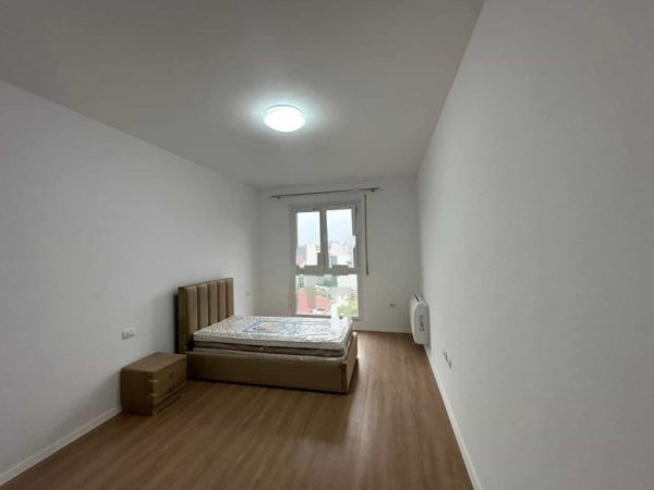 Tirane, jepet me qera apartament 3+1 Kati 7, 140 m² 500 € (Rruga Lidhja e Prizrenit)
