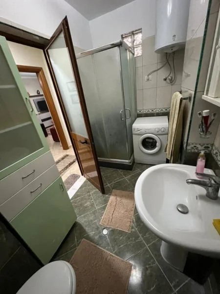 jepet me qera apartament 1+1 Kati 8, 74 m² 410 € (Rruga Tom Plezha)