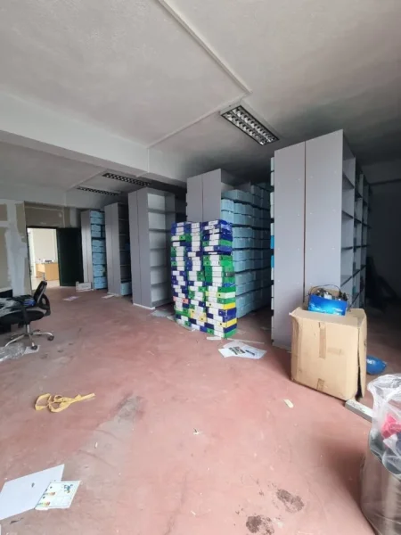 Tirane, jepet me qera magazine Kati 2, 6.000 m² (autostrada tirane durres)