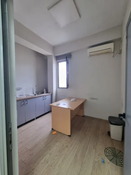 Tirane, jepet me qera magazine Kati 2, 6.000 m² (autostrada tirane durres)