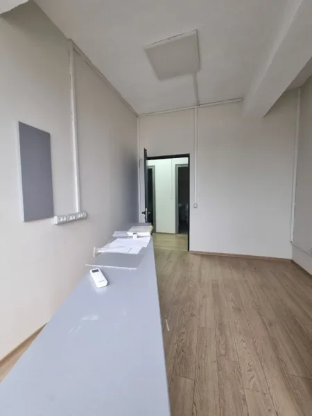 Tirane, jepet me qera magazine Kati 2, 6.000 m² (autostrada tirane durres)