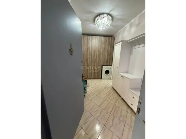 Tirane, shitet apartament 1+1 Kati 3, 54 m² 107.000 € (porcelan prane klanit)