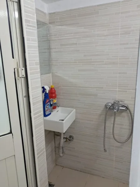 Tirane, jepet me qera apartament 1+1 Kati 2, 30 m² 250 € (Rruga 5 maji)