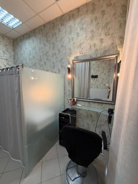 jepet me qera dyqan Kati 0, 13 m² 300 € (Rruga Frederik Shiroka)