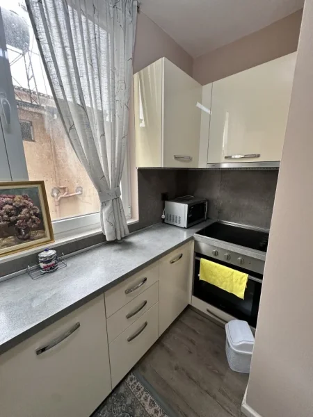 Tirane, jepet me qera apartament 2+1 Kati 2, 75 m² 700 € (Rruga Petro Korcari)