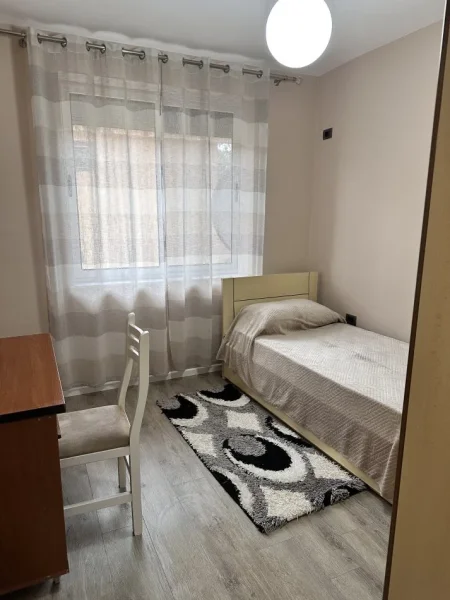 Tirane, jepet me qera apartament 2+1 Kati 2, 75 m² 700 € (Rruga Petro Korcari)