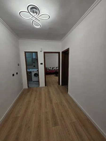 Tirane, jepet me qera apartament 2+1 Kati 4, 70 m² 500 € (Rruga Irfan Tomini , Staciini fundit Tirana e Re)