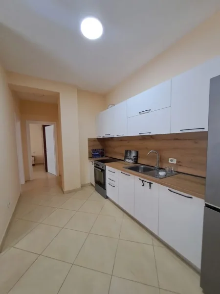 Tirane, jepet me qera apartament 2+1+Ballkon Kati 4 me ashensor. Cmimi 55,000 lekë.