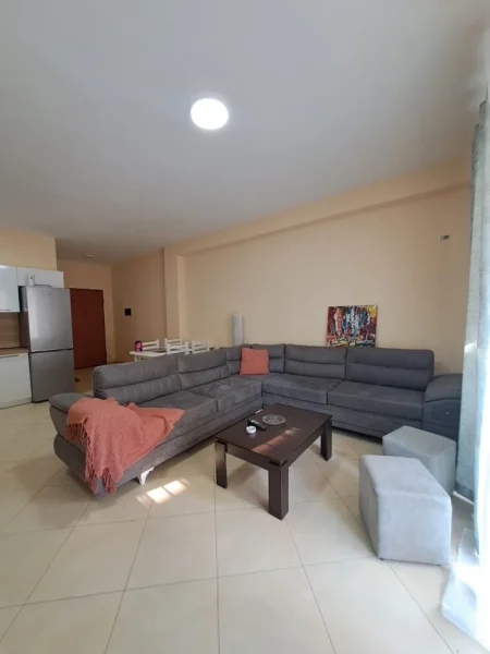Tirane, jepet me qera apartament 2+1+Ballkon Kati 4 me ashensor. Cmimi 55,000 lekë.