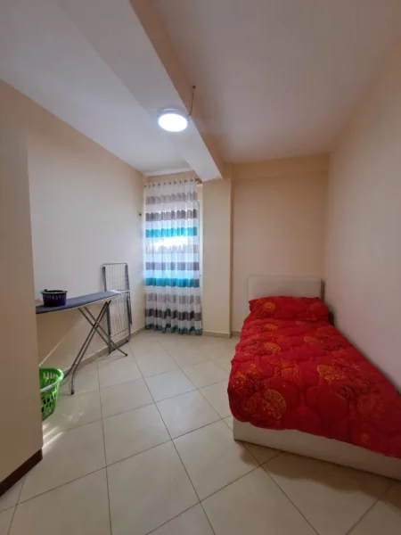 Tirane, jepet me qera apartament 2+1+Ballkon Kati 4 me ashensor. Cmimi 55,000 lekë.