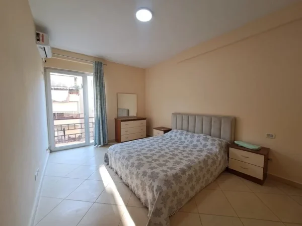 Tirane, jepet me qera apartament 2+1+Ballkon Kati 4 me ashensor. Cmimi 55,000 lekë.