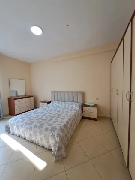 Tirane, jepet me qera apartament 2+1+Ballkon Kati 4 me ashensor. Cmimi 55,000 lekë.