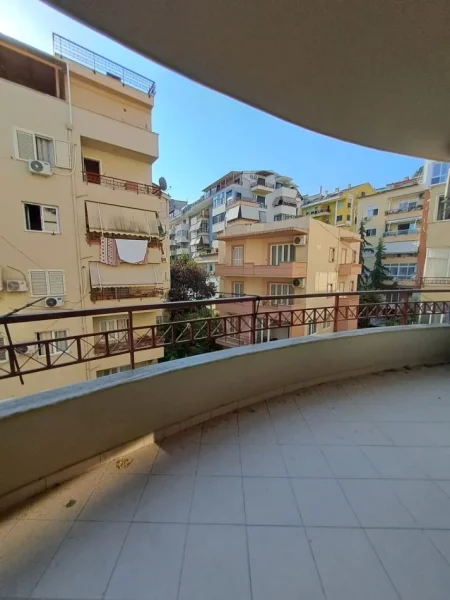 Tirane, jepet me qera apartament 2+1+Ballkon Kati 4 me ashensor. Cmimi 55,000 lekë.