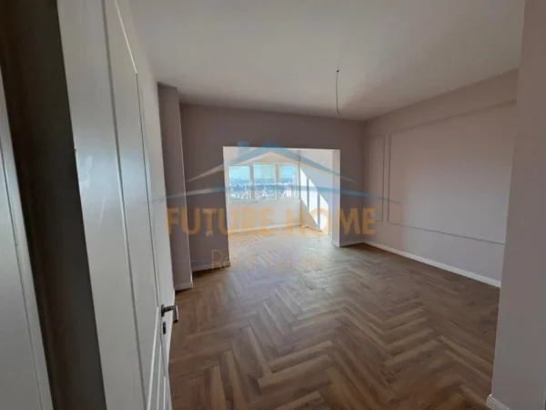 Tirane, shitet apartament duplex Kati 13, 210 m² 650.000 €