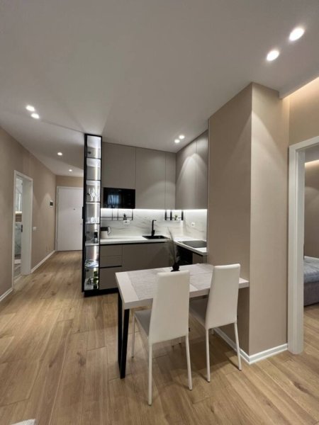 Tirane, jepet me qera apartament 1+1+Ballkon Kati 8, 60 m² 600 € (Rruga Siri Kodra, perballe Ish-Frigoriferit)