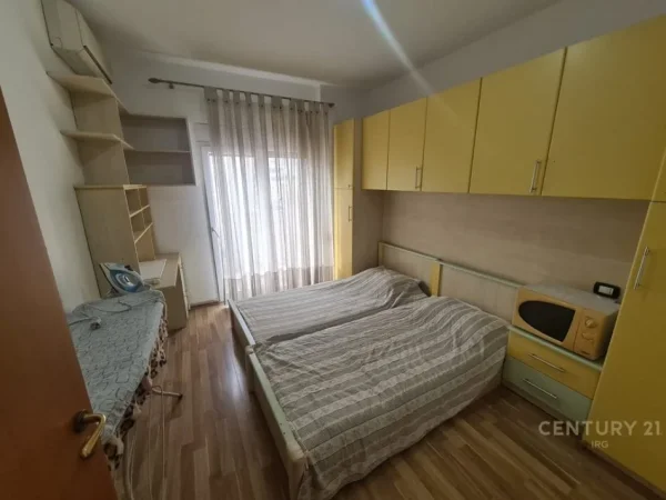 Tirane, jepet me qera apartament 2+1+Aneks+Ballkon Kati 4, 80 m² 700 € 