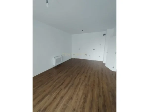 Tirane, jepet me qera zyre Kati 5, 70 m² 500 € 