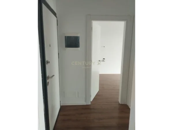Tirane, jepet me qera zyre Kati 5, 70 m² 500 € 