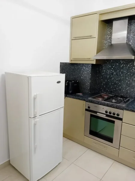 Tirane, jepet me qera apartament 1+1,Kati 1,Cmimi 450 € Pranë Rrethit, Astir, Tiranë.