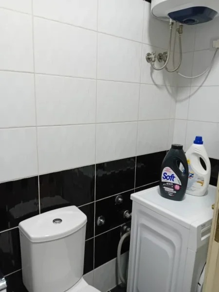 Tirane, jepet me qera apartament 1+1,Kati 1,Cmimi 450 € Pranë Rrethit, Astir, Tiranë.