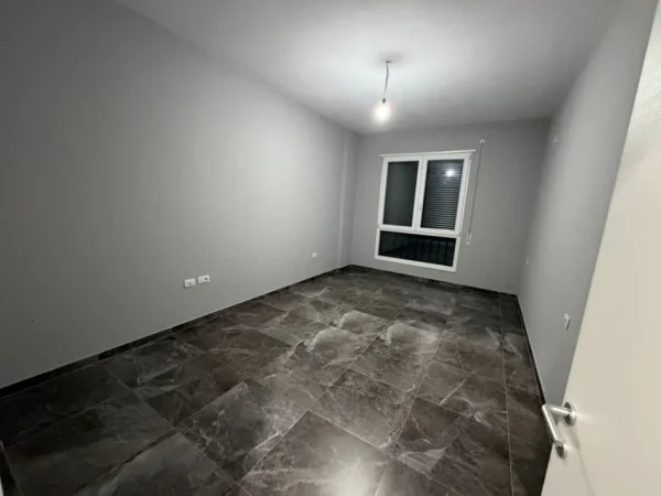 Tirane, jepet me qera apartament 1+1 Kati 5, 