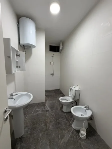 Tirane, jepet me qera apartament 1+1 Kati 5, 