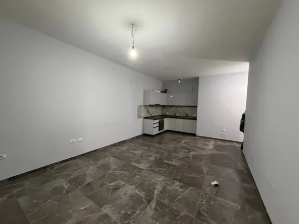 Tirane, jepet me qera apartament 1+1 Kati 5, 
