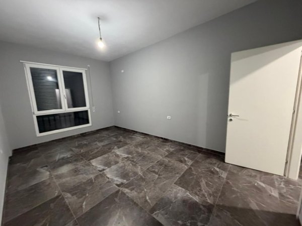 Tirane, jepet me qera apartament 1+1 Kati 5, 