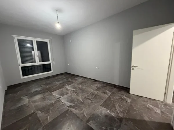 Tirane, jepet me qera apartament 1+1 Kati 5, 
