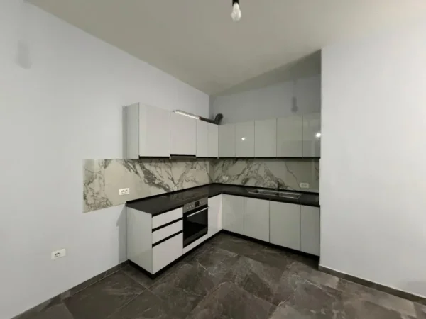 Tirane, jepet me qera apartament 1+1 Kati 5, 