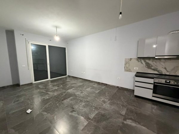 Tirane, jepet me qera apartament 1+1 Kati 5, 