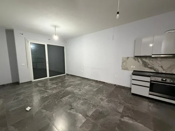 Tirane, jepet me qera apartament 1+1 Kati 5, 