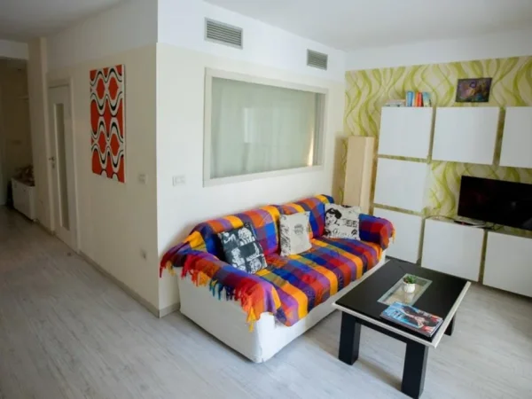 Tirane, jepet me qera apartament 1+1+Aneks+Ballkon Kati 3, 55 m² 900 € 