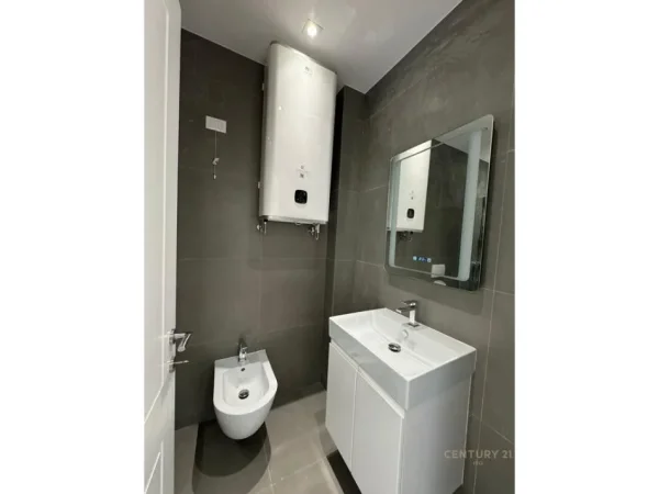 Tirane, jepet me qera zyre Kati 5, 124 m² 1.600 € (Lake View)