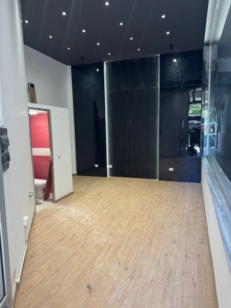 Tirane, jepet me qera ambjent biznesi Kati 0, 27 m² 450 € (Rruga Barrikadave)