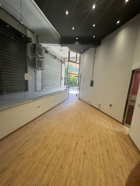 Tirane, jepet me qera ambjent biznesi Kati 0, 27 m² 450 € (Rruga Barrikadave)