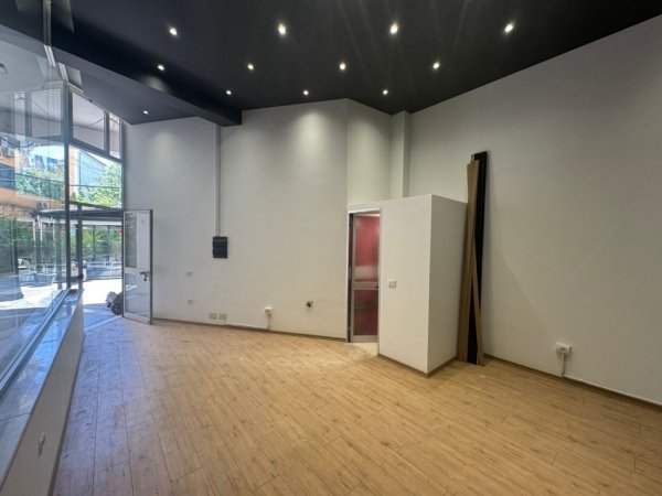Tirane, jepet me qera ambjent biznesi Kati 0, 27 m² 450 € (Rruga Barrikadave)