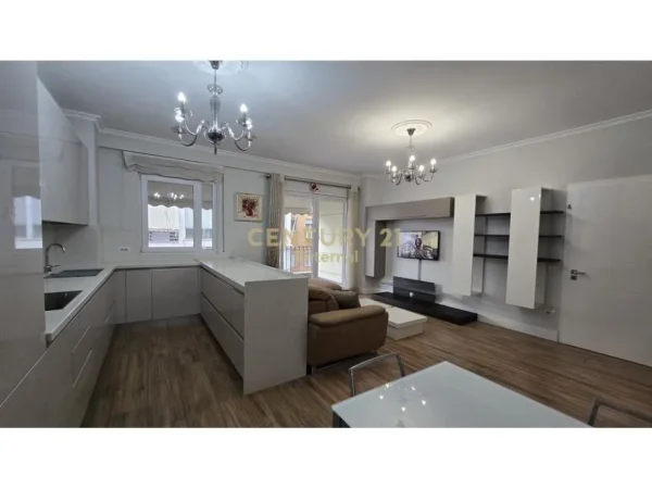 Tirane, jepet me qera apartament 2+1+Aneks+Ballkon Kati 5, 114 m² 1.000 € (Kompleksi Dinamo)