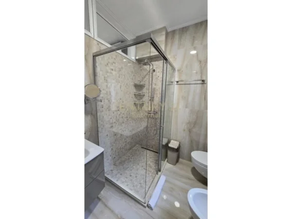 Tirane, jepet me qera apartament 2+1+Aneks+Ballkon Kati 5, 114 m² 1.000 € (Kompleksi Dinamo)