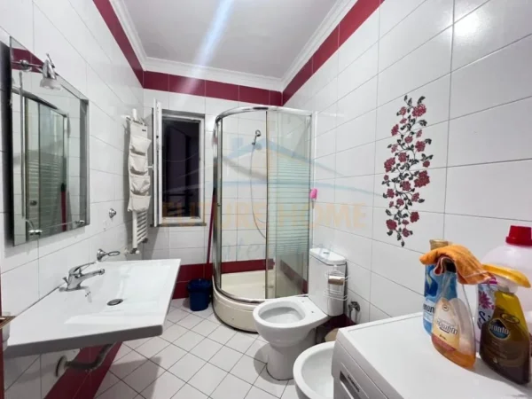 Tirane, jepet me qera apartament 1+1 Kati 5, 68 m² 519 € (PORCELAN , Rruga Xhanfize Keko)