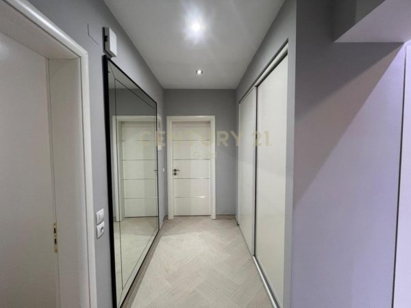 Tirane, jepet me qera apartament 2+1+Ballkon Kati 12, 99 m² 600 € 