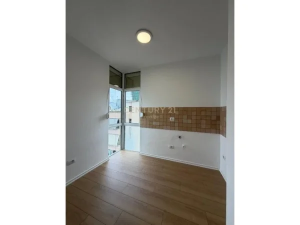 Tirane, jepet me qera zyre Kati 9, 120 m² 1.400 € 