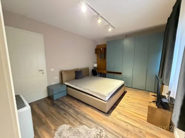 Tirane, jepet me qera Vile 3 Katshe Kati 4, 260 m² 3.000 € 