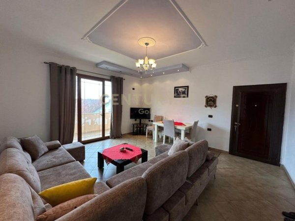 Tirane, jepet me qera apartament 2+1+Ballkon Kati 2, 114 m² 350 €