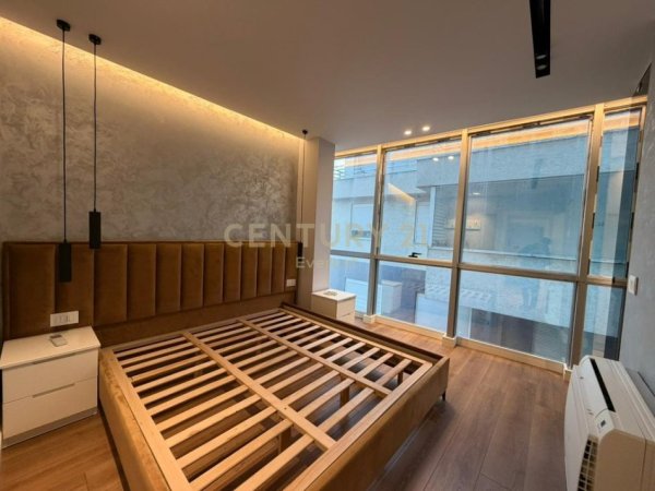 Tirane, jepet me qera apartament 3+1 Kati 3, 126 m² 1.200 € (Kodra e Diellit)