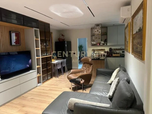 Tirane, jepet me qera apartament 2+1+Aneks+Ballkon Kati 4, 110 m² 1.500 € (Shallvaret)